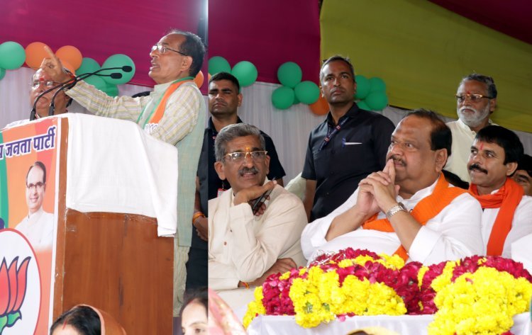 कांग्रेस की हालत ‘इस दिल के टुकड़े हजार हुए, कोई यहां गिरा कोई वहां गिरा’ जैसी- सीएम शिवराज