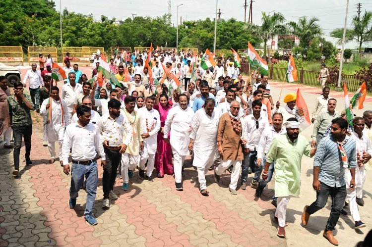 लहसुन और प्याज की माला पहनकर कांग्रेस नेताओं ने किया प्रदर्शन, उचित दाम दिलाने व लंपी वायरस की रोकथाम के लिए सौंपा ज्ञापन