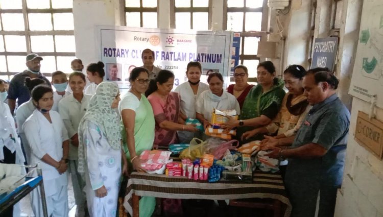 समाजसेवी काकानी की प्रेरणा से जिला अस्पताल में उपचाररत निराश्रितों भेंट की दैनिक उपयोग की सामग्री