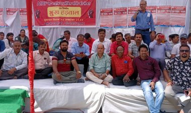 रेलवे के निगमीकरण व 8वें वेतन आयोग के गठन सहित विभिन्न मांगों को लेकर रेलकर्मियों ने की एक दिनी भूख हड़ताल, बोले- अनिश्चितकालीन भी करने को तैयार