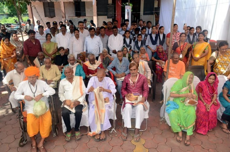 कलेक्टर नरेंद्र सूर्यवंशी का यह रूप देख सभी हो गए भावुक, महापौर प्रहलाद पटेल ने भी यह घोषणा करने में नहीं लगाई देर