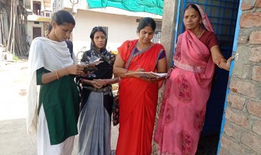 आशा कार्यकर्ता एवं स्‍वास्‍थ्‍यकर्मी घर-घर जाकर बना रहे आयुष्‍मान कार्ड ताकि लोगों को न हो परेशानी