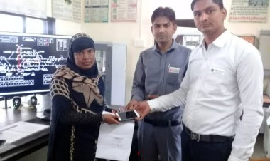 निंबाहेड़ा रेलवे स्‍टेशन पर छूट गया था महिला यात्री का मोबाइल फोन, स्टेशन मास्‍टर को मिला तो यात्री को बुलाकर सौंपा