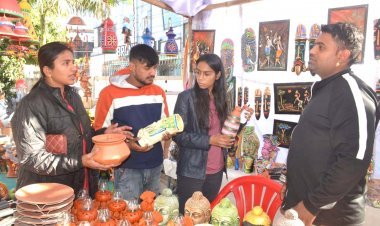 रतलाम में 12 साल बाद आए मिट्टी की कला के ये साधक, क्योंकि इनके पास आपके लिए बहुत कुछ खास है