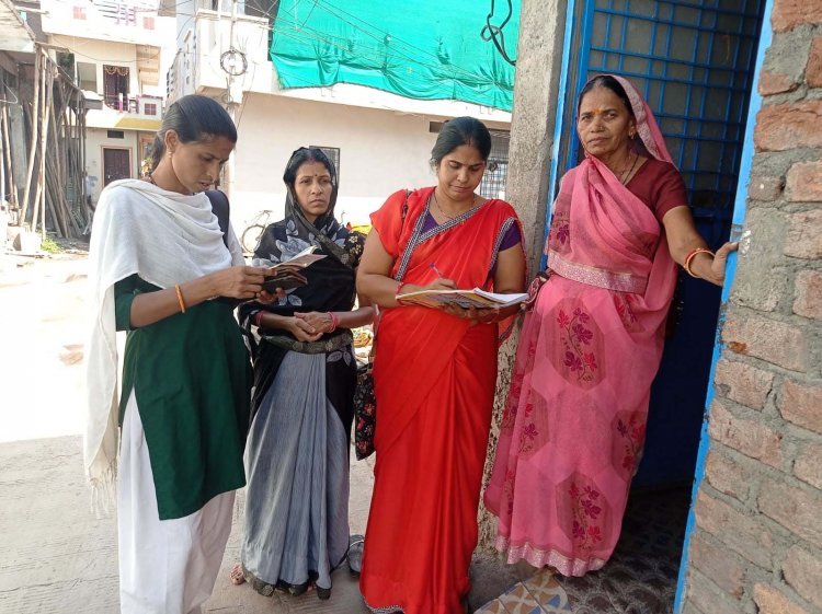आशा कार्यकर्ता एवं स्वास्थ्यकर्मी घर-घर जाकर बना रहे आयुष्मान कार्ड ताकि लोगों को न हो परेशानी