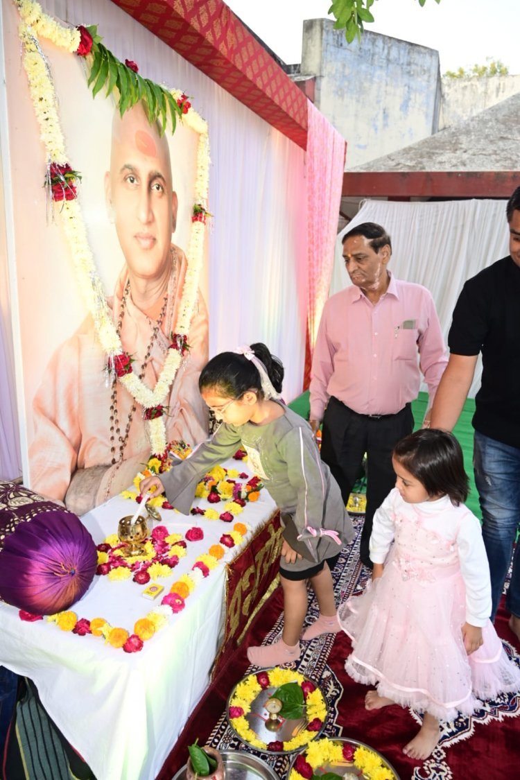 पाटोत्सव के रूप में मना स्वामी श्री अवधेशानंदद गिरी जी का आविर्भाव व प्रभु प्रेमी संघ का स्थापना दिवस, भजनों से की गुरु की आराधना 