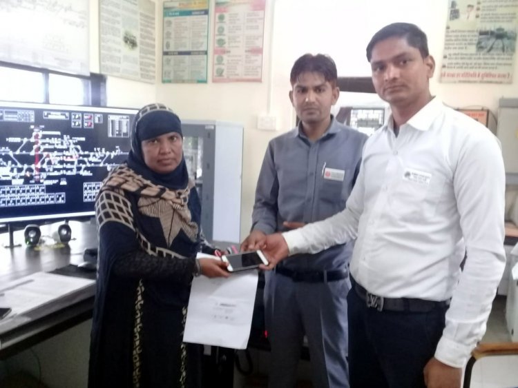 निंबाहेड़ा रेलवे स्‍टेशन पर छूट गया था महिला यात्री का मोबाइल फोन, स्टेशन मास्‍टर को मिला तो यात्री को बुलाकर सौंपा