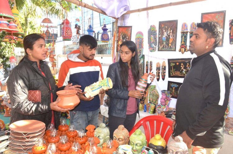 रतलाम में 12 साल बाद आए मिट्टी की कला के ये साधक, क्योंकि इनके पास आपके लिए बहुत कुछ खास है