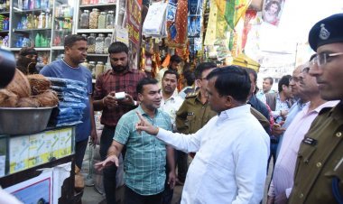 कलेक्टर ने हाथ जोड़कर अतिक्रमणकारी से कहा, सड़क खाली है इस पर भी आ जाइये, फिर बोले- बनाओ इनका चालान