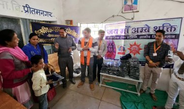बढ़ती ठंड से बचाने के लिए ‘जय मां अम्बे शक्ति’ ने सरकारी स्कूल के बच्चों को वितरित किए ऊनी वस्त्र
