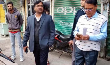 रतलाम कलेक्टर फिर उतरे सड़क पर, दुकानदारों को हद में रहने की हिदायत दी, गंदगी देख निगम अमले को फटकारा, देखें वीडियो...