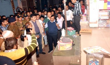 अतिक्रमण देख भड़के कलेक्टर ने सिटी इंजीनियर का हाथ पकड़ कर कहा, ये देखो, यह हटता क्यों नहीं?