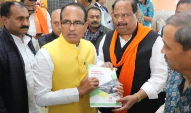 यह साधारण पुस्तिका नहीं नीति पत्र है : विधायक काश्यप ने तैयार की 'एक संसदीय क्षेत्र – एक मेडिकल कॉलेज' पुस्तक, सीएम, विधानसभा अध्यक्ष और विधायकों को सौंपी