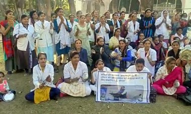 MP के इस जिले में फिर बजी ताली और थाली लेकिन कोरोना को भगाने के लिए नहीं, सरकार को जगाने के लिए, बड़ों के साथ बच्चे भी हुए शामिल, देखें वीडियो...