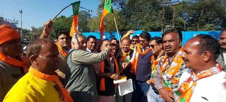 गुजरात में भाजपा की ऐतिहासिक जीत का रतलाम में मना जश्न, आतिशबाजी कर एक-दूसरे का मुंह मीठा कराया