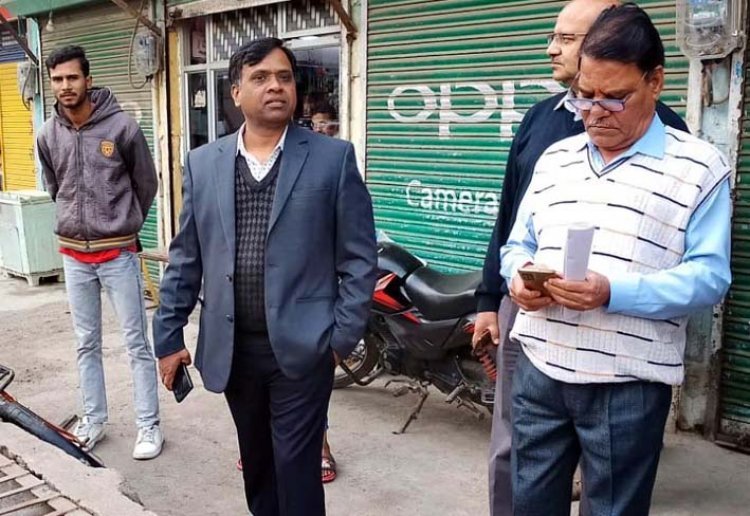 रतलाम कलेक्टर फिर उतरे सड़क पर, दुकानदारों को हद में रहने की हिदायत दी, गंदगी देख निगम अमले को फटकारा, देखें वीडियो...