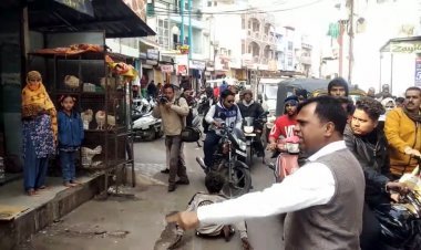अस्पताल की अव्यवस्थाएं और अंडा गली का अतिक्रमण देख कलेक्टर को आया गुस्सा, बोले- सब तुड़वा दूंगा