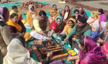 वैदिक मंत्रोच्चार के साथ गायत्री महायज्ञ स्थल का किया शुद्धिकरण,- हवन कुंड निर्माण के पहले गायत्री यज्ञ कर दी आहुति