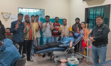 हेल्पिंग हैंड्स संस्था के सदस्यों ने 21 यूनिट रक्तदान कर रक्तमित्र अक्षांश मिश्रा का जन्मदिन मनाया, मिश्रा ने 10वीं बार दिया रक्त