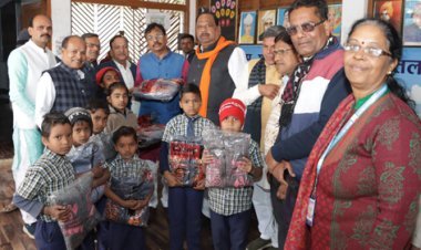 सीएम राइज विनोबा हायर सेकंडरी स्कूल के विद्यार्थियों को स्वेटर बांटे, बिना रुके पहाड़ा सुनाने पर नकद राशि से किया पुरस्कृत