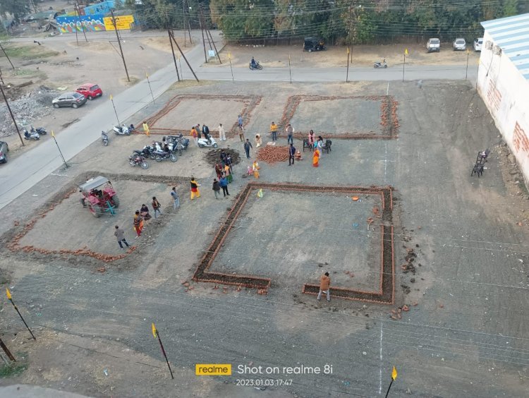 24 कुण्डीय गायत्री महायज्ञ शाला का निर्माण शुरू, श्रमदान कर आयोजन स्थल का किया समतीलकरण