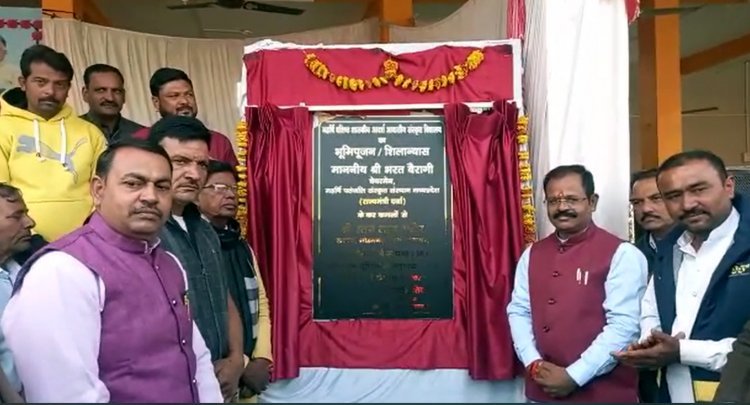 मध्य प्रदेश के दूसरे संस्कृत विद्यालय का रतलाम जिले के सोहनगढ़ में महर्षि पतंजलि संस्कृत संस्थान के चेयरमैन भरतदास बैरागी ने भूमि पूजन किया