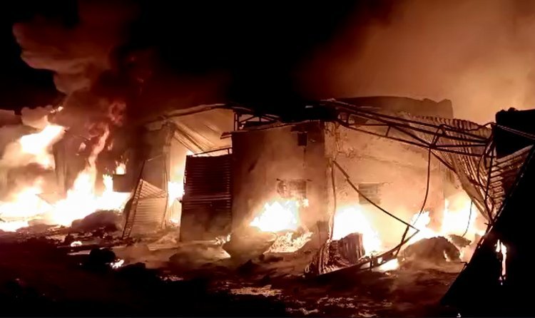 रतलाम : औद्योगिक क्षेत्र की प्लास्टिक फैक्ट्रियों में लगी आग, 10 किमी दूर तक दिखाई दीं आग की लपटें, रतलाम व आसपास के शहरों की दमकलों ने संभाला मोर्चा, देखें वीडियो...