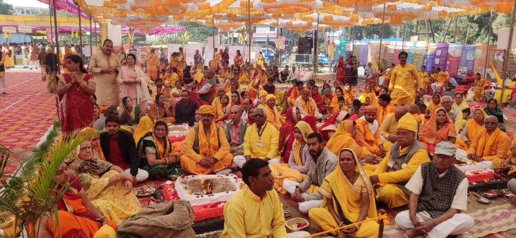 पावन हुई रत्नपुरी : देव आह्वान के साथ शुरू हुआ 24 कुंडीय गायत्री महायज्ञ, वैदिक मंत्रोच्चार के साथ गूंजा गायत्री मंत्र