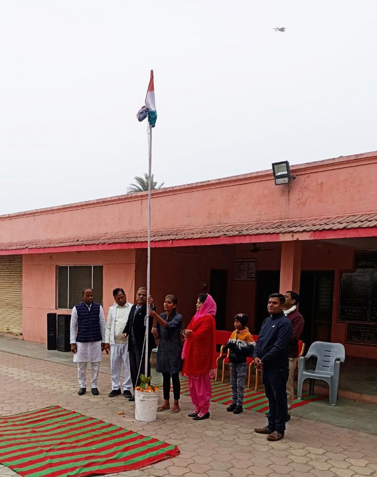 गणतंत्र दिवस पर अहिंसा ग्राम में कक्षा 12वीं में सर्वाधिक अंक प्राप्त करने वाली प्रिया पांचाल ने फहराया ध्वज