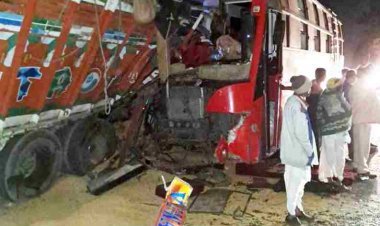 रतलाम में बड़ा हादसा : खड़े ट्राले से भिड़ी तेज रफ्तार बस, बस चालक सहित 2 की मौत, 15 यात्री घायल