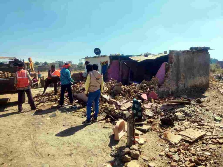 बर्थडे पार्टी के दौरान हुआ विवाद चाकूबाजी में बदला, एक युवक की मौत व एक गंभीर इंदौर रैफर, चार आरोपी गिरफ्तार, एक के घर चला बुलडोजर, देखें वीडियो...