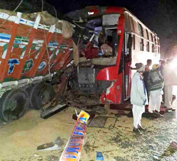 रतलाम में बड़ा हादसा : खड़े ट्राले से भिड़ी तेज रफ्तार बस, बस चालक सहित 2 की मौत, 15 यात्री घायल