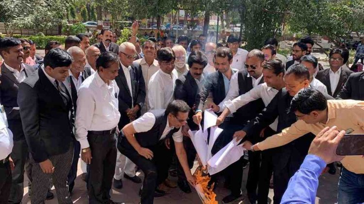 अभिभाषकों ने जलाई मुख्य न्यायाधीश द्वारा जारी आदेश की प्रति, कार्य से विरत रहे, आज भी नहीं करेंगे काम