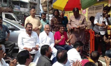 कांग्रेस को भाजपा की हिम्मत ! बॉडी बिल्डिंग प्रतियोगिता में अश्लीलता के विरोध में कांग्रेस ने किया हनुमान चालीसा, पूर्व गृह मंत्री भाजपा नेता कोठारी भी हुए शामिल