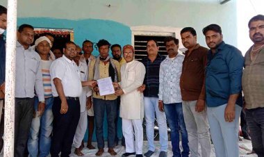 डेलनपुर हादसे के पीड़ित परिजन के घर पहुंच कर विधायक दिलीप मकवाना ने सौंपा आर्थिक सहायता स्वीकृति का पत्र, दिवंगतों को श्रद्धांजलि भी अर्पित की