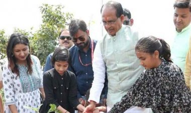 मुख्यमंत्री  चौहान ने चैत्र नवरात्रि पर बेटियों के साथ लगाए पौधे