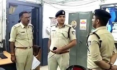 एसपी सिद्धार्थ बहुगुणा रात को औचक निरीक्षण के लिए माणक चौक और औद्योगिक क्षेत्र थाने पहुंचे, थाना प्रभारियों से बोले- शाम 6 से रात 12 बजे तक पैदल करें गश्त