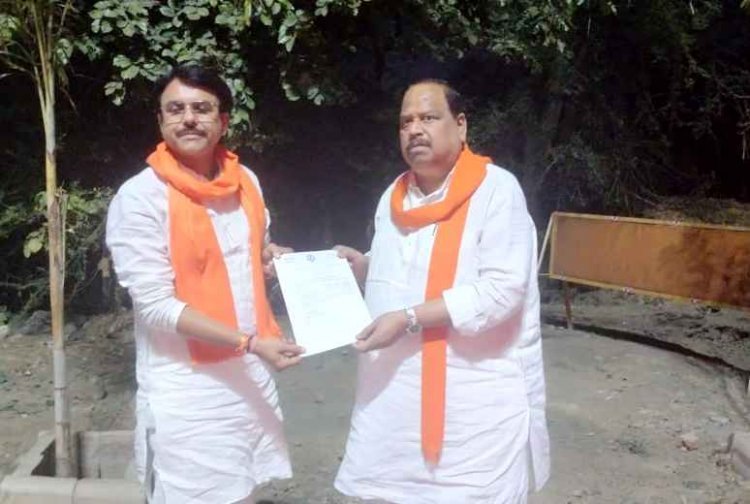 विधायक निधि से शहर की 45 अवैध कॉलोनियों में होंगे दो करोड़ के विकास कार्य, विधायक काश्यप ने महापौर पटेल को सौंपा राशि आवंटन का पत्र