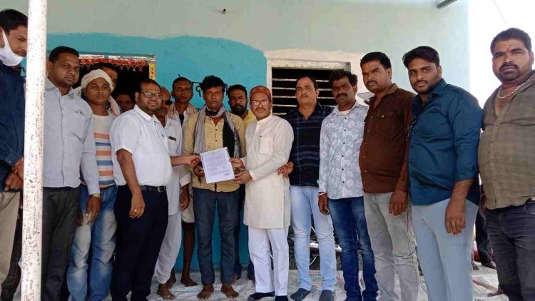 डेलनपुर हादसे के पीड़ित परिजन के घर पहुंच कर विधायक दिलीप मकवाना ने सौंपा आर्थिक सहायता स्वीकृति का पत्र, दिवंगतों को श्रद्धांजलि भी अर्पित की