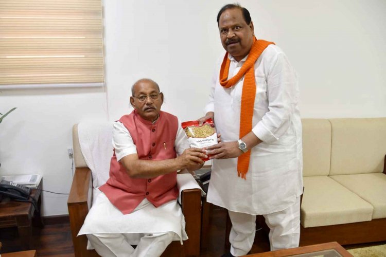 विधानसभा में विधायक चेतन्य काश्यप ने सभी विधायकों को भेंट की रतलामी सेव व अहिंसा ग्राम का नमकीन