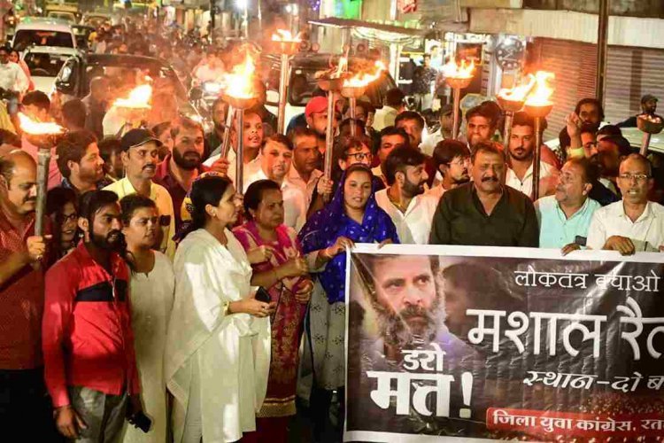 युवा कांग्रेस ने मशाल जुलूस निकालकर राहुल गांधी की लोकसभा सदस्यता रद्द करने पर जाताया विरोध, नरेंद्र मोदी मुर्दाबाद के नारे भी गूंजे