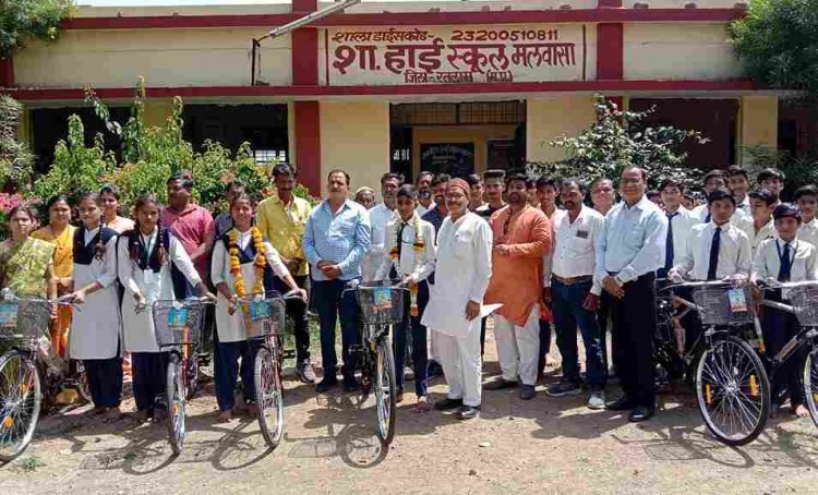 रतलाम ग्रामीण विधायक दिलीप मकवाना ने वितरित की साइकिल तो विद्यार्थियों ने धन्यवाद देते हुए कहा- अब मिस नहीं होगी हमारी क्लास