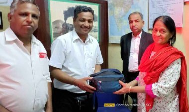 Example of honesty : रतलाम रेल मंडल के डिप्टी CTI महेंद्रसिंह गौतम ने ट्रेन में छूटा बैग यात्री को सुरक्षित लौटाया, हर कोई कर रहा प्रशंसा