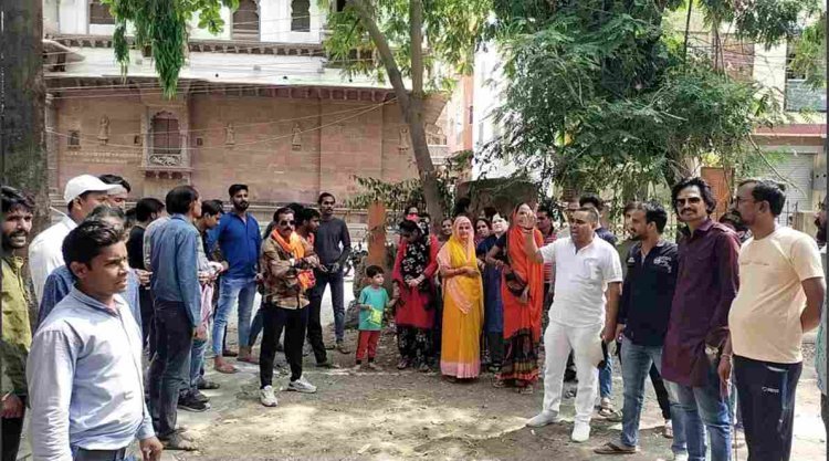 ये कैसे रामभक्त : भाजपा पार्षद को हनुमानजी से बैर, मंदिर परिसर में बनवा रहे क्लीनिक, लोगों ने लगाए मुर्दाबाद के नारे तो तो चलते बने, महापौर ने जोड़े हाथ