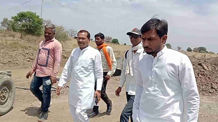 धोलका-उमरथाना के बीच बन रही 4.83 करोड़ की सड़क, गुणवत्ता जांचने विधायक दिलीप मकवाना ने किया औचक निरीक्षण, ठेकेदार को दी यह चेतावनी...