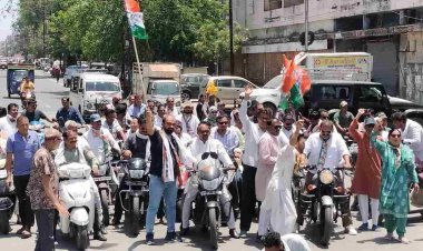 रतलाम शहर कांग्रेस ने कर्नाटक में कांग्रेस की जीत का मनाया जश्न, ढोल-धमाके के साथ विजय रैली निकाली, आतिशबाजी भी की