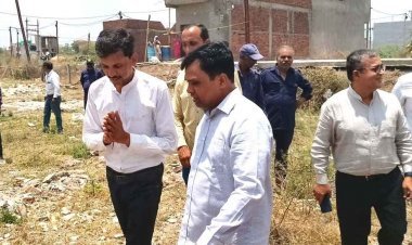 इसे कहते हैं न्याय : भू-माफिया 29 साल से 34 लोगों को नहीं दे रहा था जमीन का कब्जा, कलेक्टर ने खुद खड़े रह कर दिलवा दिया, CM शिवराज बोले- बधाई हो