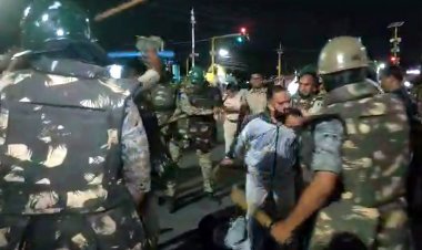 इंदौर : प्रदर्शन कर रहे बजरंग दल कार्यकर्ताओं पर लाठीचार्ज, छप्पन दुकानों पर पथराव का आरोप, एक पुलिसकर्मी घायल, देखें वीडिया...