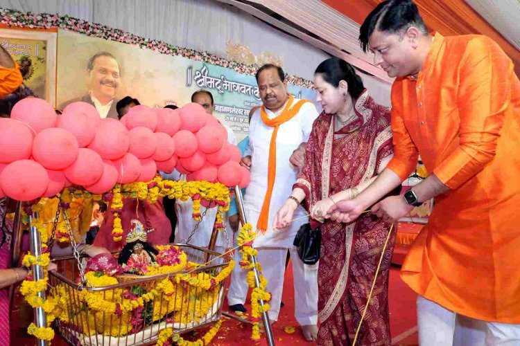 श्रीमद् भागवत कथा ज्ञान यज्ञ में जन्मोत्सव से कृष्णमय हुआ कथा पंडाल, गूंजी जन्मोत्सव की बधाइयां