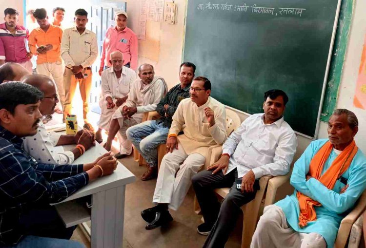 विधायक मकवाना और कलेक्टर सूर्यवंशी ने जानी बिरमावल के ग्रामीणों की समस्याएं, त्वरित निराकरण का निर्देश दिया, गौमाता की पूजा-अर्चना भी की